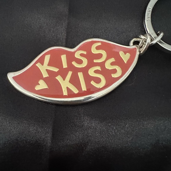 Brighton KISS KISS Key Fob NWT E14860 List $34 Silver Plated Front Rare 2383 - Picture 2 of 5
